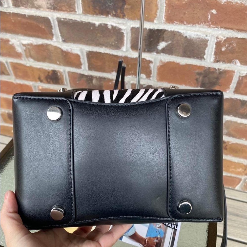 NWT Michael Kors Mercer Gallery Convertible Bucket Shoulder Zebra Stripe Bag - Picture 5 of 8